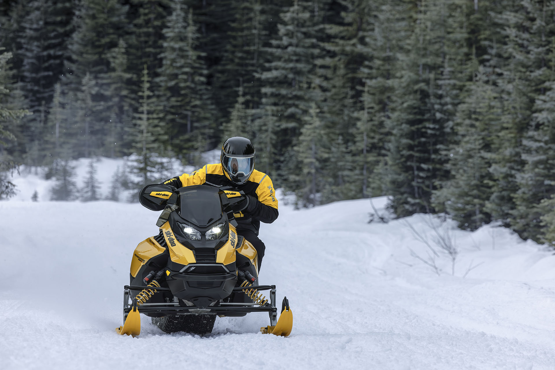 2027 Ski-Doo Renegade X-RS 900 ACE Turbo R ES Ripsaw 1.25 w/ 10.25 in. Touchscreen in Stratford, Wisconsin - Photo 7