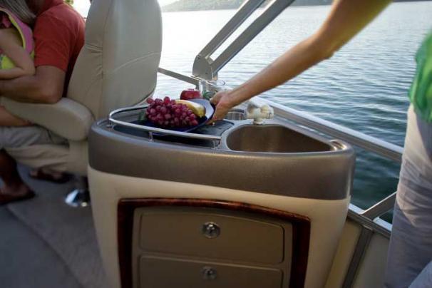 The starboard refreshment center has everything you need to prepare a picnic. - Photo 13
