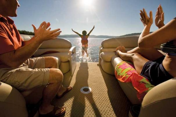 Watch the children play in the water from the comfort of the extra-deep couches. - Photo 14