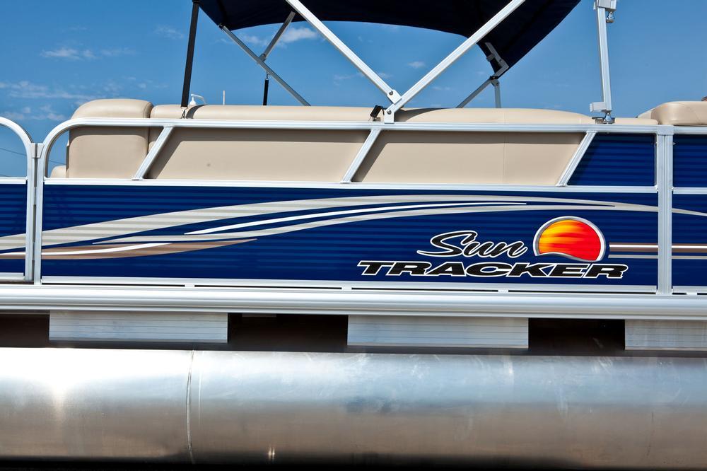 2012 Sun Tracker Party Barge 24 DLX XP3 in Topeka, Kansas - Photo 47