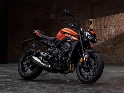 2025 Triumph Street Triple 765 R in Enfield, Connecticut - Photo 9