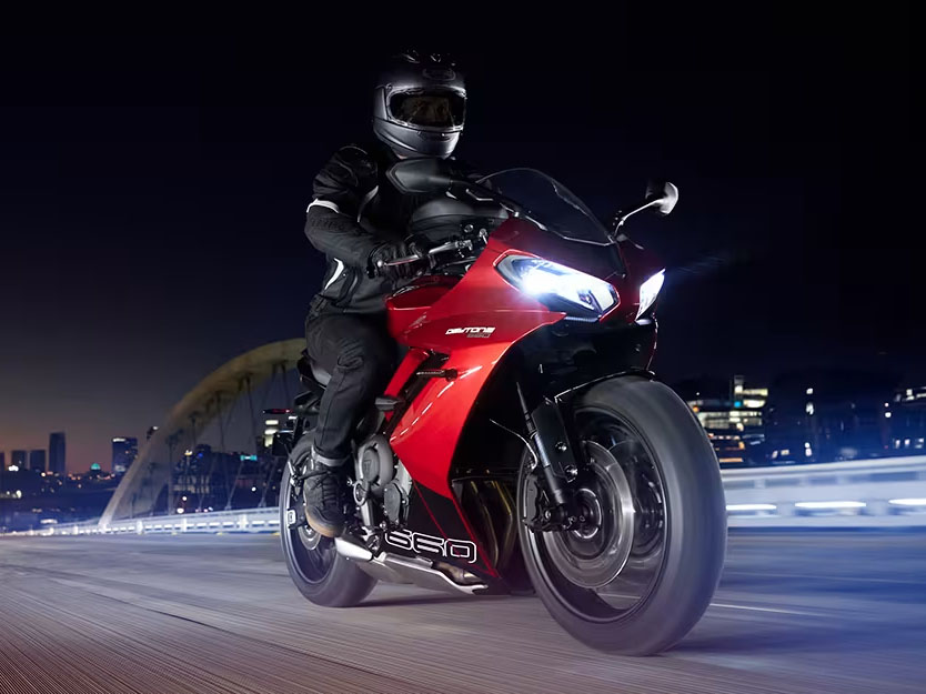 2025 Triumph Daytona 660 in Manchester, New Hampshire - Photo 15