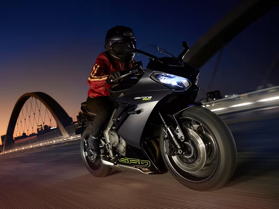 2025 Triumph Daytona 660 in Manchester, New Hampshire - Photo 7