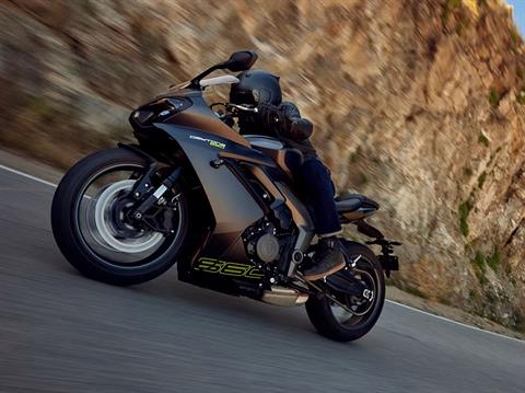 2025 Triumph Daytona 660 in Manchester, New Hampshire - Photo 8