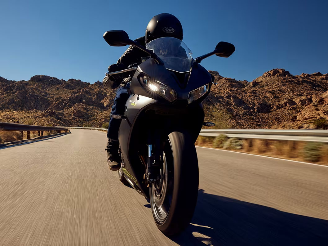 2025 Triumph Daytona 660 in Manchester, New Hampshire - Photo 9