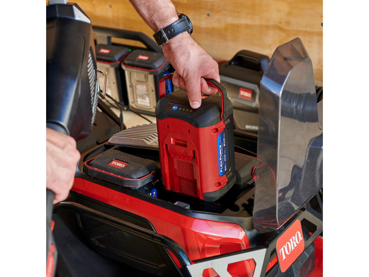Toro TurfMaster Revolution 30 in. 60V Max Self-Propel w/ (3) 10.0Ah Batteries & Charger in Pine Bluff, Arkansas - Photo 4
