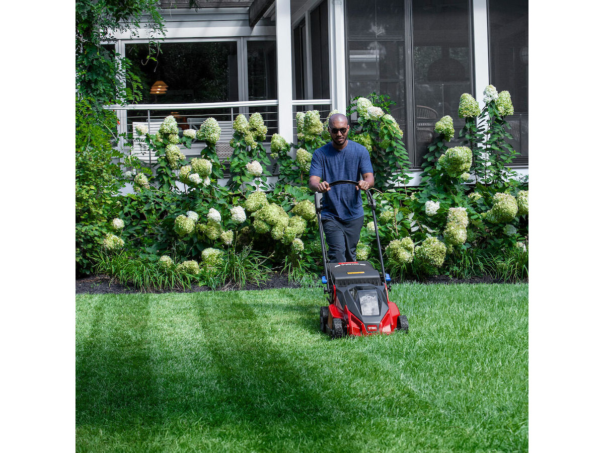Toro Stripe 21 in. 60V Max Self-Propel - 5.0Ah Battery / Charger Included in Gaylord, Michigan - Photo 13