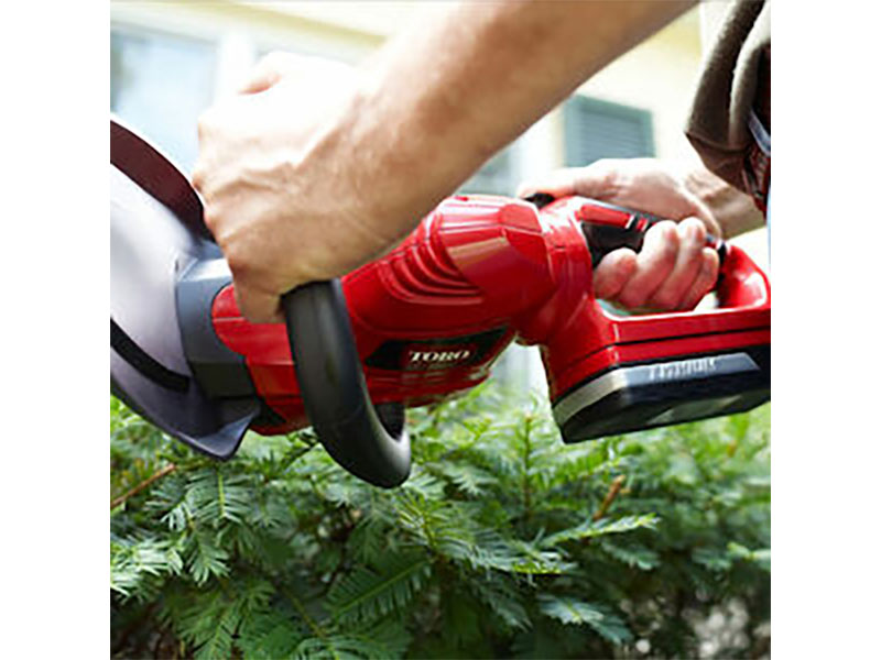 Toro 20V Max 22 in. Cordless Hedge Trimmer in Gaylord, Michigan - Photo 9