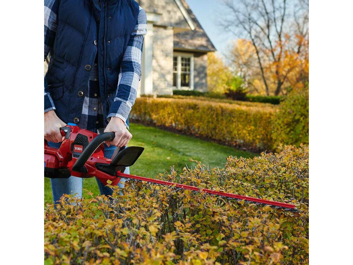Toro 60V MAX 24 in. Hedge Trimmer w/ 2.5Ah Battery in Martinsville, Indiana - Photo 6