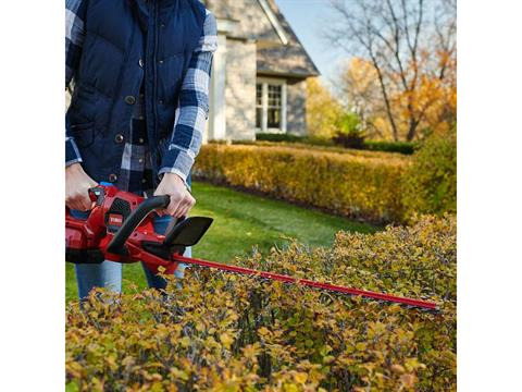 Toro 60V MAX 24 in. Hedge Trimmer w/ 2.5Ah Battery in Martinsville, Indiana - Photo 6
