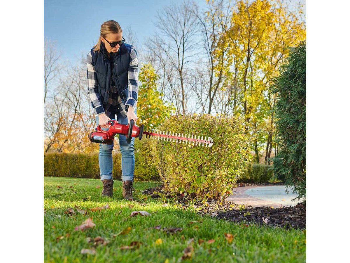 Toro 60V MAX 24 in. Hedge Trimmer w/ 2.5Ah Battery in Martinsville, Indiana - Photo 7