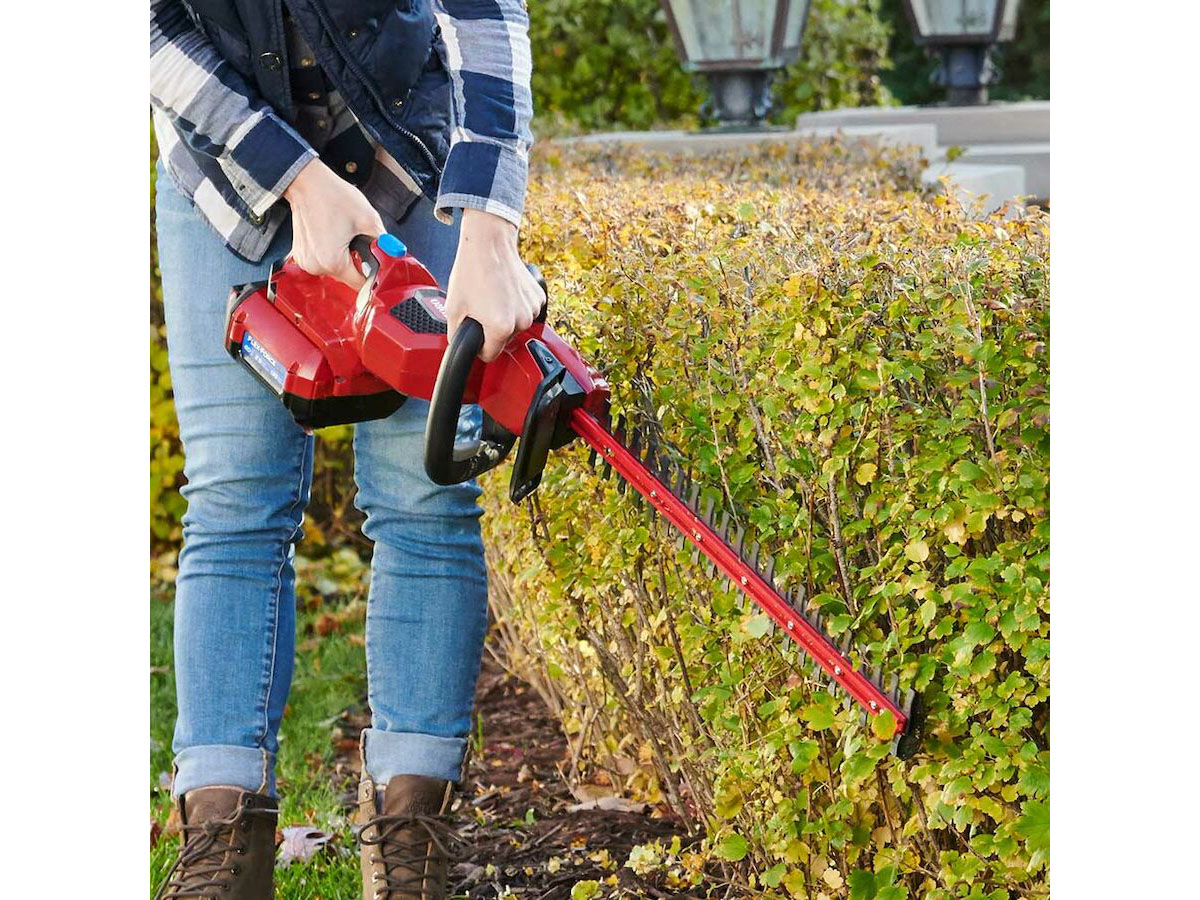 Toro 60V MAX 24 in. Hedge Trimmer w/ 2.5Ah Battery in Martinsville, Indiana - Photo 8