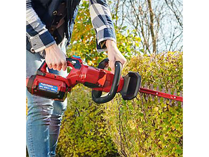 Toro 60V MAX 24 in. Hedge Trimmer w/ 2.5Ah Battery in Martinsville, Indiana - Photo 9