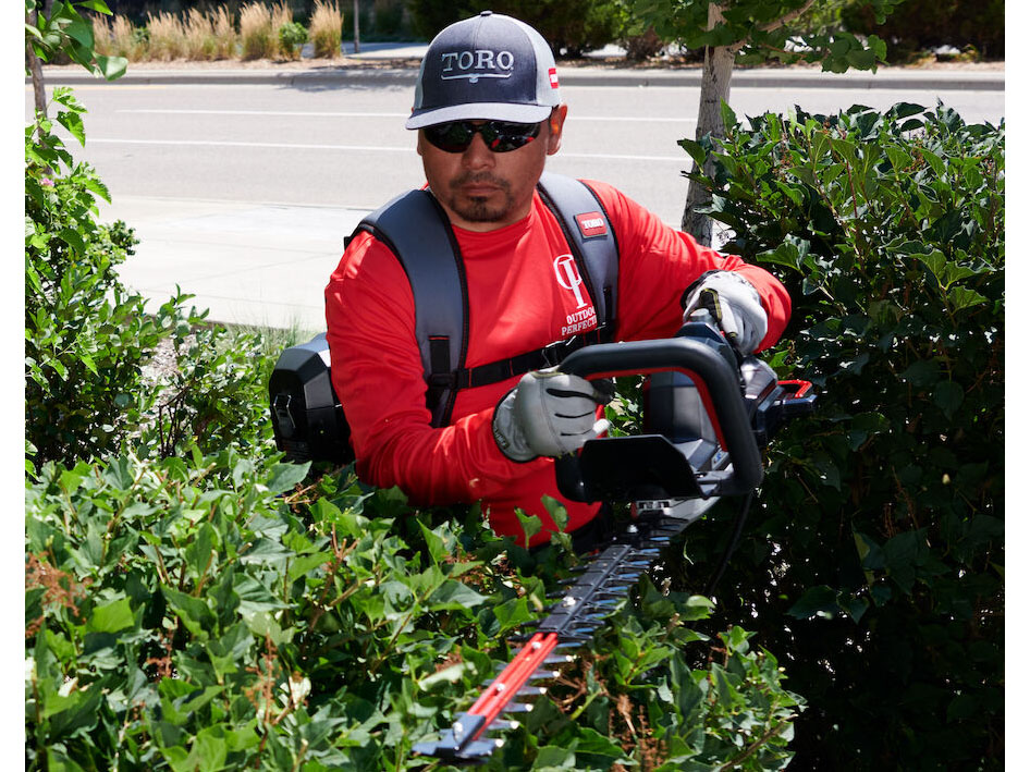 Toro 60V MAX Revolution 26 in. Brushless Hedge Trimmer - Battery Not Included in Gaylord, Michigan - Photo 4