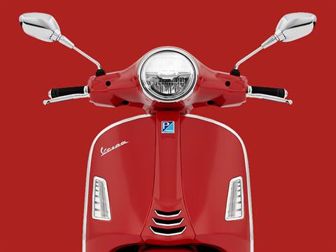 Vespa GTS 赤 スクーター ベスパ】二輪業界初！エイズ撲滅の（RED）を冠した限定車
