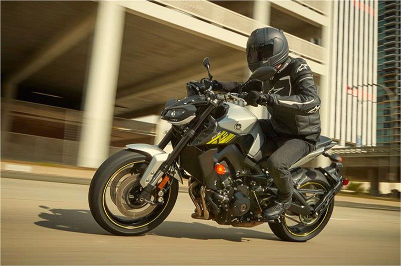 2017 Yamaha FZ-09 in Port Washington, Wisconsin - Photo 18